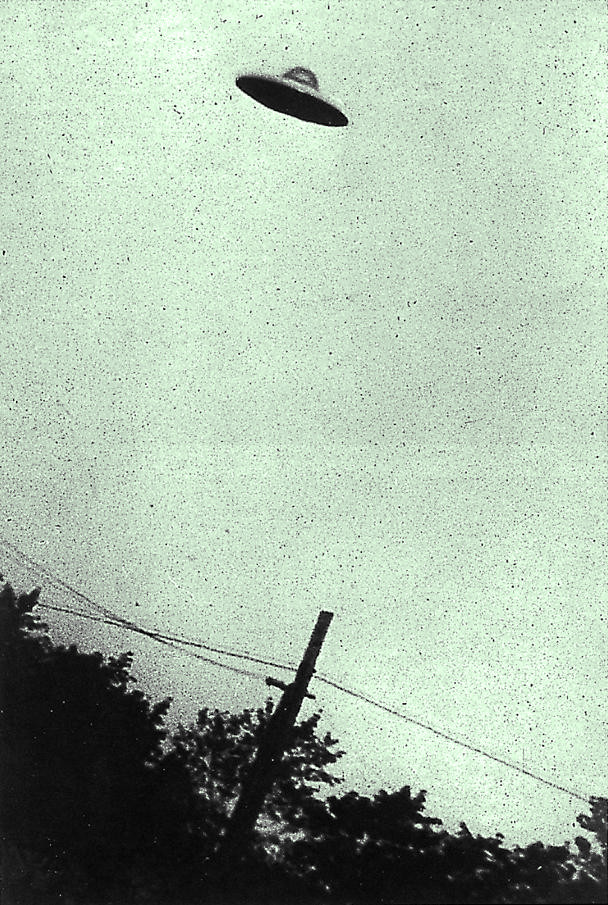 Passaic UFO: Grainy B&W image of supposed UFO, Passaic, New Jersey, 30 July 1952.; UFOs; Unidentified Flying Objects